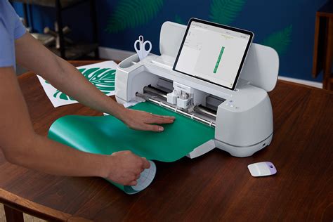 Does the Cricut Print Color: Exploring the Capabilities and Limitations of This Versatile Cutting Machine in the Realm of Color Printing